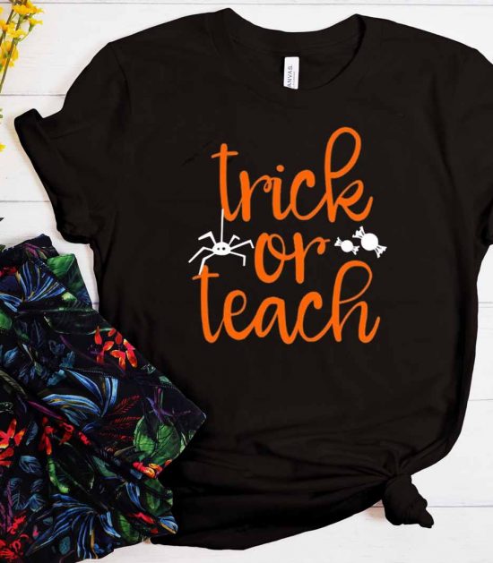 Trick or Teach Halloween Teacher Cool Trending T-Shirt